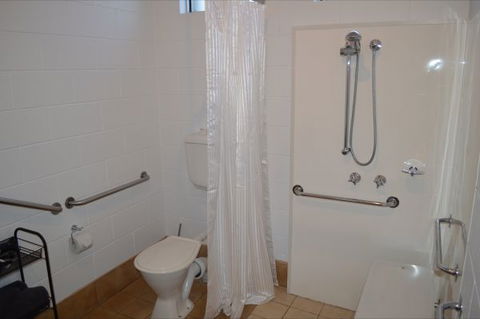 Penguin Seaside Motel - Accommodation Sunshine Coast 5