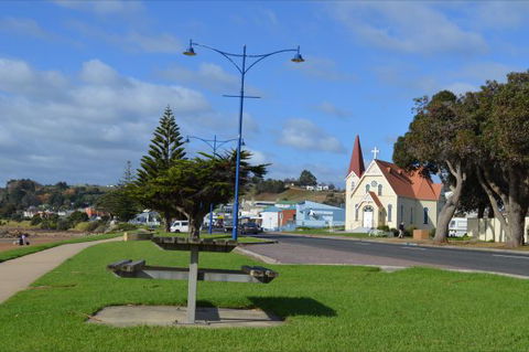 Penguin Seaside Motel - Accommodation Sunshine Coast 6