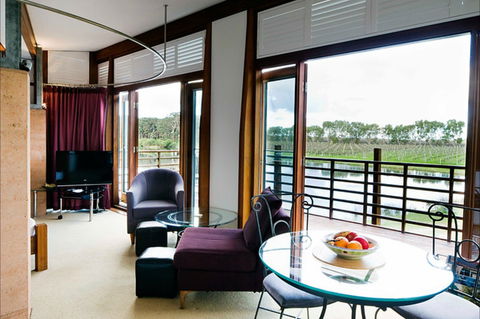 Bettenay's Lakeside Chalets And Luxury Spa Apartment - Accommodation Sunshine Coast 0