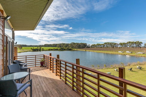 Bettenay's Lakeside Chalets And Luxury Spa Apartment - Accommodation Sunshine Coast 1