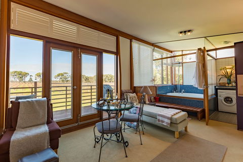 Bettenay's Lakeside Chalets And Luxury Spa Apartment - Accommodation Sunshine Coast 2
