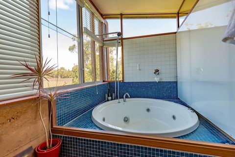 Bettenay's Lakeside Chalets And Luxury Spa Apartment - Accommodation Sunshine Coast 3