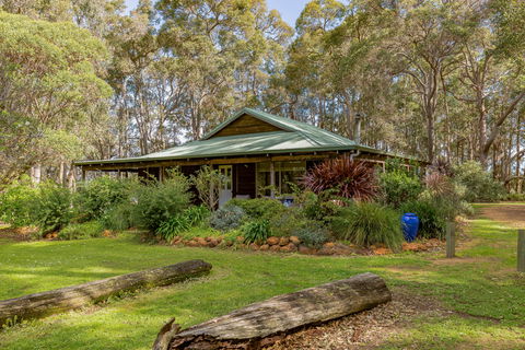 Bettenay's Lakeside Chalets And Luxury Spa Apartment - Accommodation Sunshine Coast 4