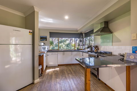 Bettenay's Lakeside Chalets And Luxury Spa Apartment - Accommodation Sunshine Coast 5