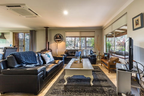 Bettenay's Lakeside Chalets And Luxury Spa Apartment - Accommodation Sunshine Coast 6