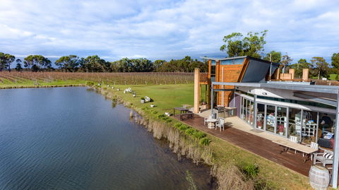 Bettenay's Lakeside Chalets And Luxury Spa Apartment - Accommodation Sunshine Coast 7