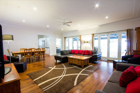The Retreat Port Stephens - Accommodation Sunshine Coast 1