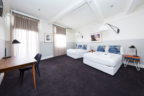 Bridgeview Hotel - Accommodation Sunshine Coast 0