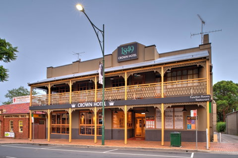 The Crown Hotel Motel - Accommodation Sunshine Coast 0