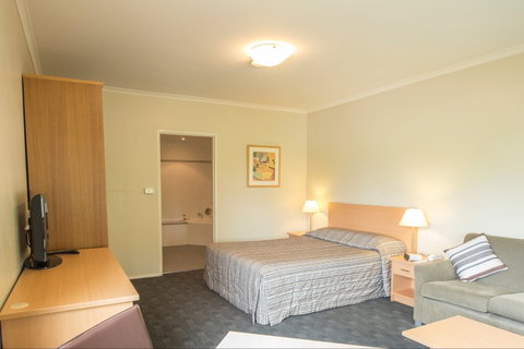 The Crown Hotel Motel - Accommodation Sunshine Coast 3