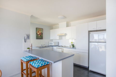 Fathoms 17 - Accommodation Sunshine Coast 2