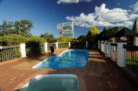McNevins Warwick Motel And Gunyah Restaurant - Accommodation Sunshine Coast 2