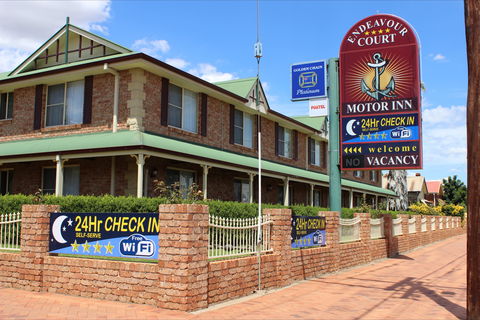 Endeavour Court Motor Inn - Accommodation Sunshine Coast 0