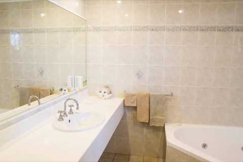 Endeavour Court Motor Inn - Accommodation Sunshine Coast 2