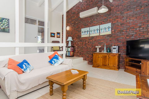 Rattie's Residence - Accommodation Sunshine Coast 0