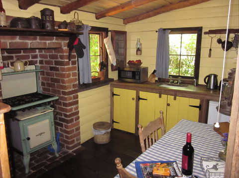 Settlers Hut - Accommodation Sunshine Coast 0