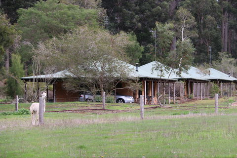 Treenbrook Cottages - Accommodation Sunshine Coast 0