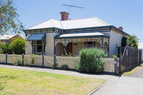 Abaleen House - Accommodation Sunshine Coast 0