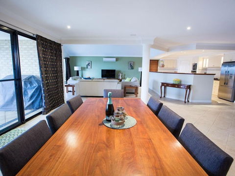 Canal Elegance In Yunderup - Accommodation Sunshine Coast 1