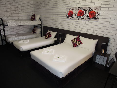 Jackaroo Apartments - Motel - Accommodation Sunshine Coast 2