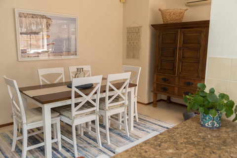 Taranaki Beach Unit - Accommodation Sunshine Coast 2