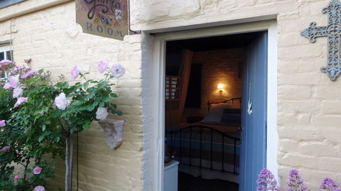 The Globe Inn - Accommodation Sunshine Coast 2