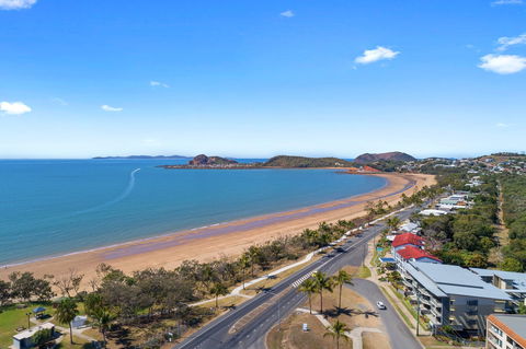 Beaches On Lammermoor Apartments - Accommodation Sunshine Coast 2
