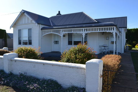 Calgary Accommodation & Killara Accommodation - Accommodation Sunshine Coast 0