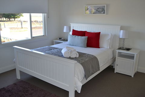 Calgary Accommodation & Killara Accommodation - Accommodation Sunshine Coast 1