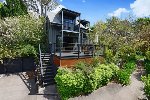 Cloudsong Chalets - Accommodation Sunshine Coast 2