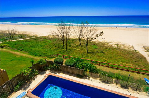 Pelican Sands Beach Resort - Accommodation Sunshine Coast 0