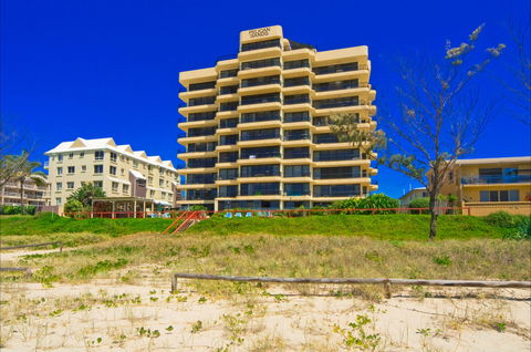 Pelican Sands Beach Resort - Accommodation Sunshine Coast 1