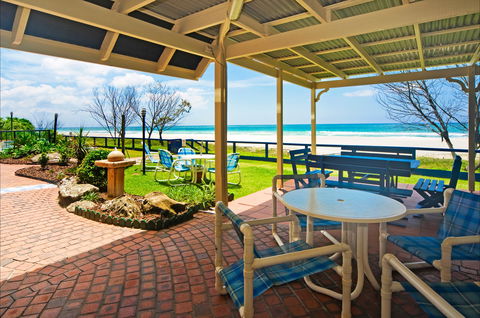 Pelican Sands Beach Resort - Accommodation Sunshine Coast 2