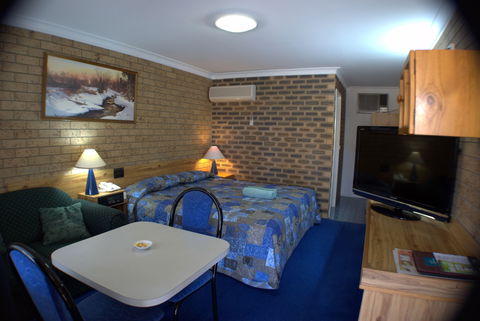 Settlers Motor Inn - Accommodation Sunshine Coast 1