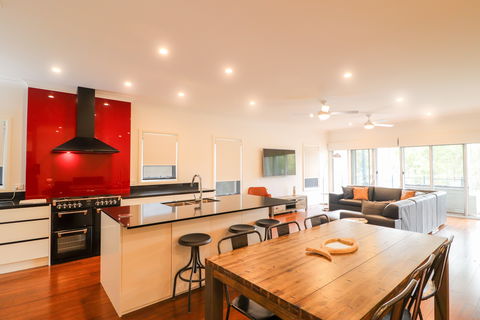 Sunset On Lake Point - Accommodation Sunshine Coast 2