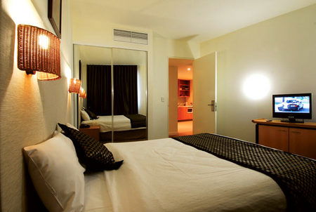 Golden Pebble Hotel - Accommodation Sunshine Coast 0