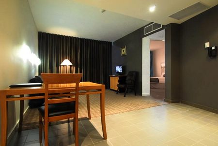 Golden Pebble Hotel - Accommodation Sunshine Coast 1