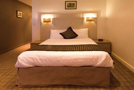 Golden Pebble Hotel - Accommodation Sunshine Coast 2