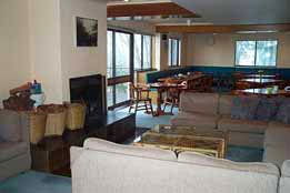Trackers Mountain Lodge - Accommodation Sunshine Coast 0