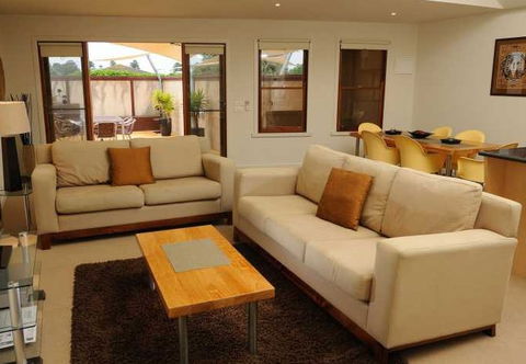 Sackville Apt No 1 - Accommodation Sunshine Coast 2