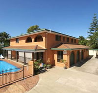 Airlie Court Holiday Apartments - Accommodation Sunshine Coast