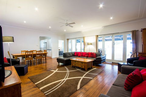 The Retreat Port Stephens - Accommodation Sunshine Coast 0