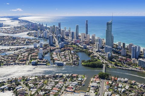 Gold Coast Airport Transfers : Gold Coast City To Airport OOL In Business Car - Accommodation Sunshine Coast 3