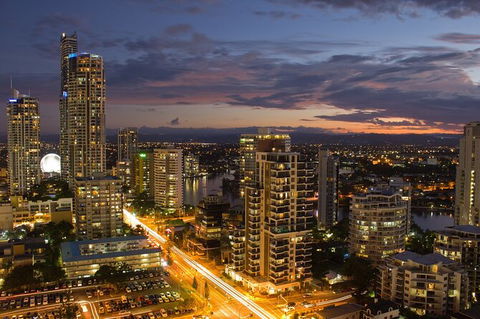 Gold Coast Airport Transfers : Gold Coast City To Airport OOL In Business Car - Accommodation Sunshine Coast 4