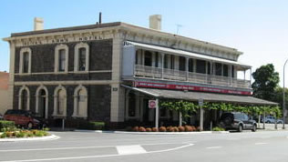 Royal Arms Hotel - Accommodation Sunshine Coast 0