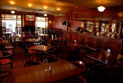 Gilroy's Hotel - Accommodation Sunshine Coast 0