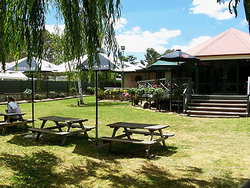Oakbank Hotel - Accommodation Sunshine Coast 3