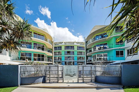 Rolling Surf Resort - Accommodation Sunshine Coast 0