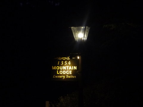 Mountain Lodge - Accommodation Sunshine Coast 1