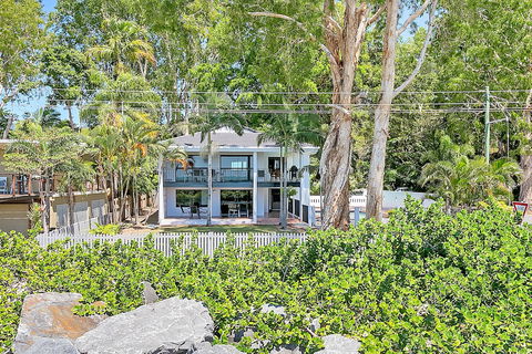 Dolce Vita Beachfront Holiday House - Accommodation Sunshine Coast 1